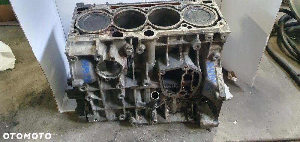 Silnik blok silnika słupek dół Audi A4 B6 1.6 ALZ - 2