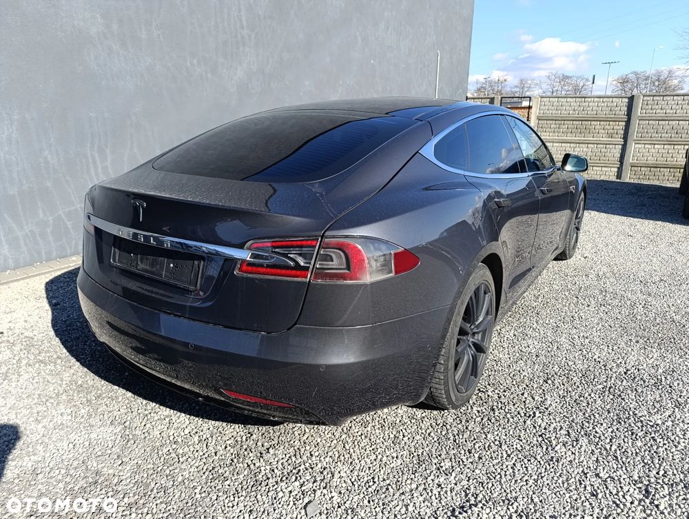 Tesla Model S - 4