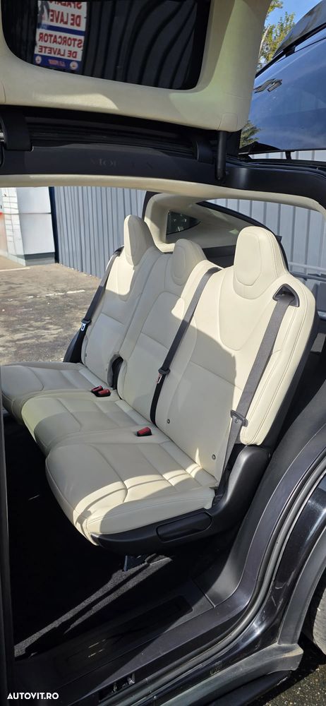 Tesla Model X - 11