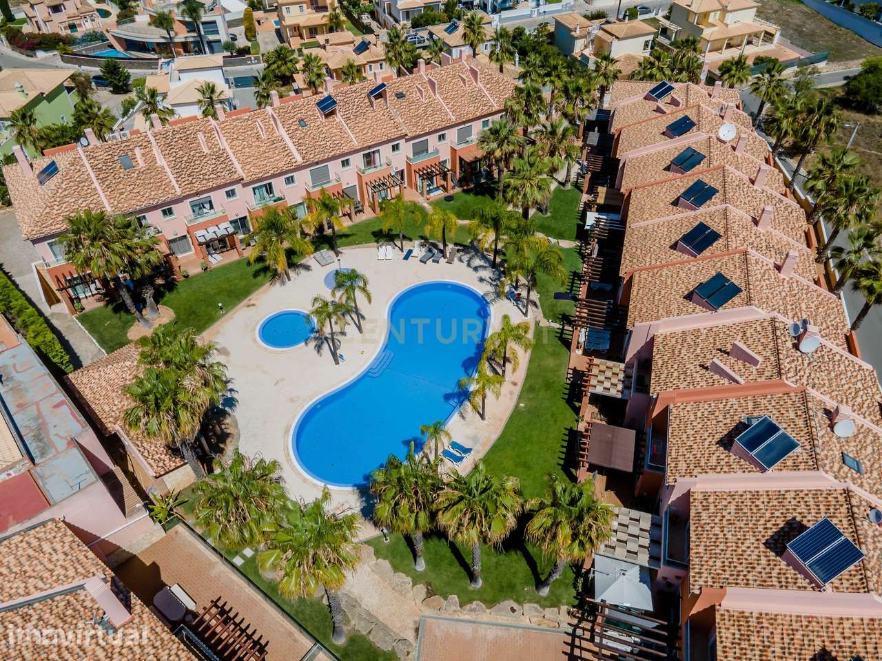 Moradia T2 - Áreas Amplas, Piscinas, Garagem Fechada e Estacionamento - Grande imagem: 2/38