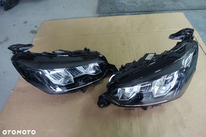 LAMPA LEWY PRAWY PRZÓD PEUGEOT 208 II LED 19r.-