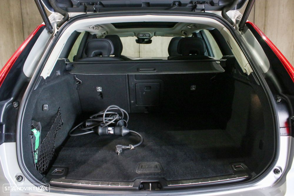 Volvo XC 60 2.0 T6 PHEV Plus Dark AWD — fotografia 31