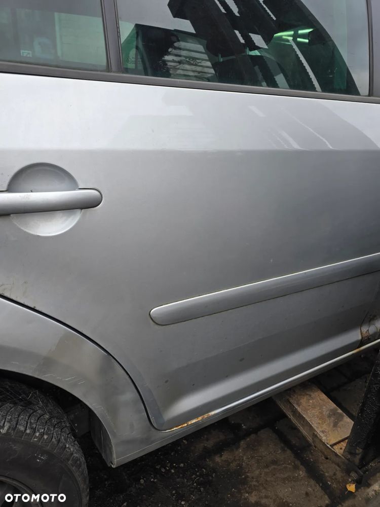 Drzwi prawy tył  vw Touran 03-15 w kolorze LA7W - 1