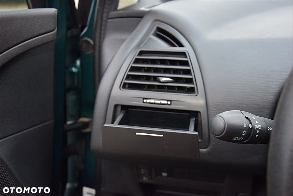 Citroën C4 1.4 16V Advance - 24