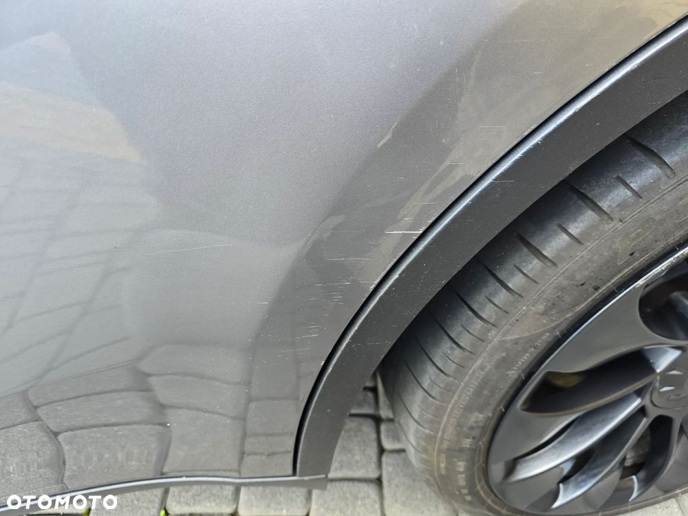 Tesla Model Y Long Range AWD - 12