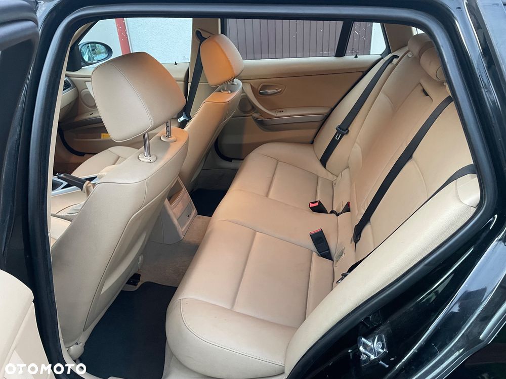 BMW Seria 3 318i Touring - 10