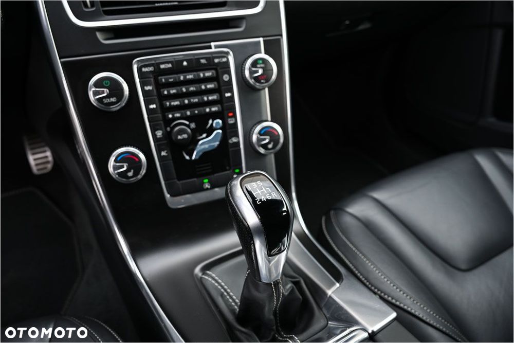 Volvo V60 D3 R-Design - 23