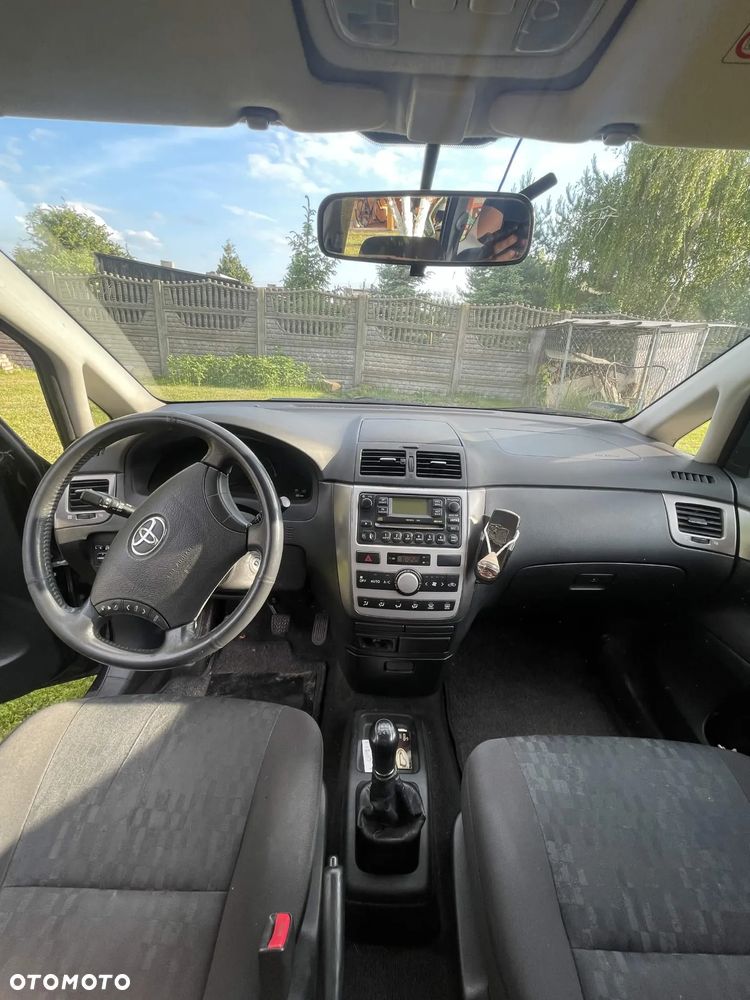 Toyota Avensis Verso D-4D - 12