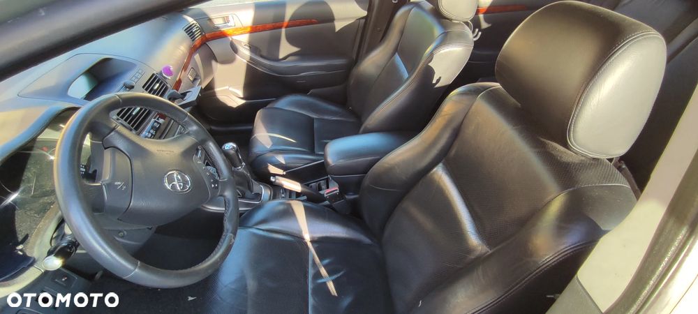 Toyota Avensis 2.0 VVT-i High - 23