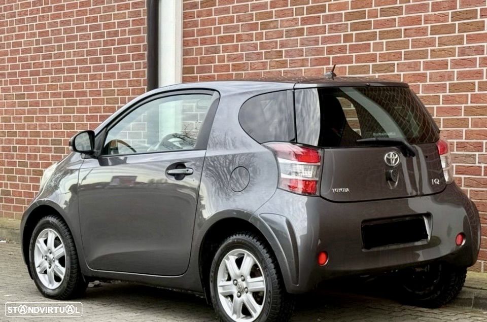 Toyota iQ 1.0 + - 8
