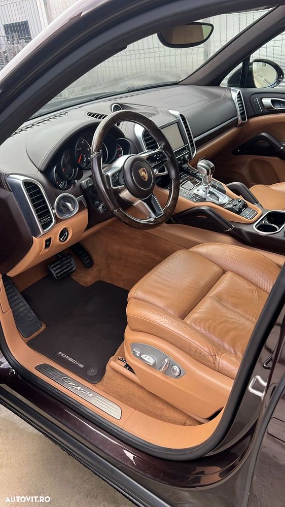 Porsche Cayenne 3.0 L - 7