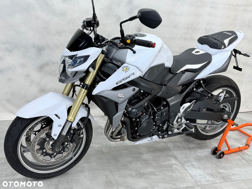 Suzuki GSR - 29