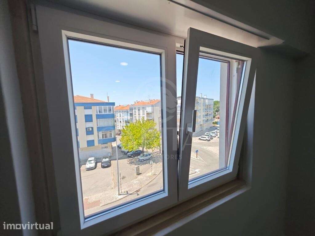 T4 Remodelado na Amora | 120 m2, varanda e excelente localização - Grande imagem: 4/27