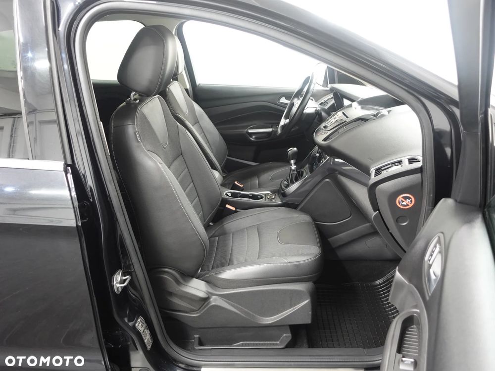 Ford Kuga 1.6 EcoBoost 2x4 Titanium - 24