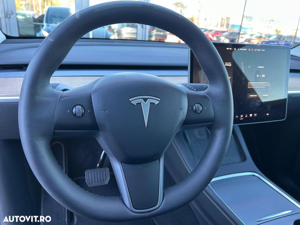 Tesla Model Y - 17
