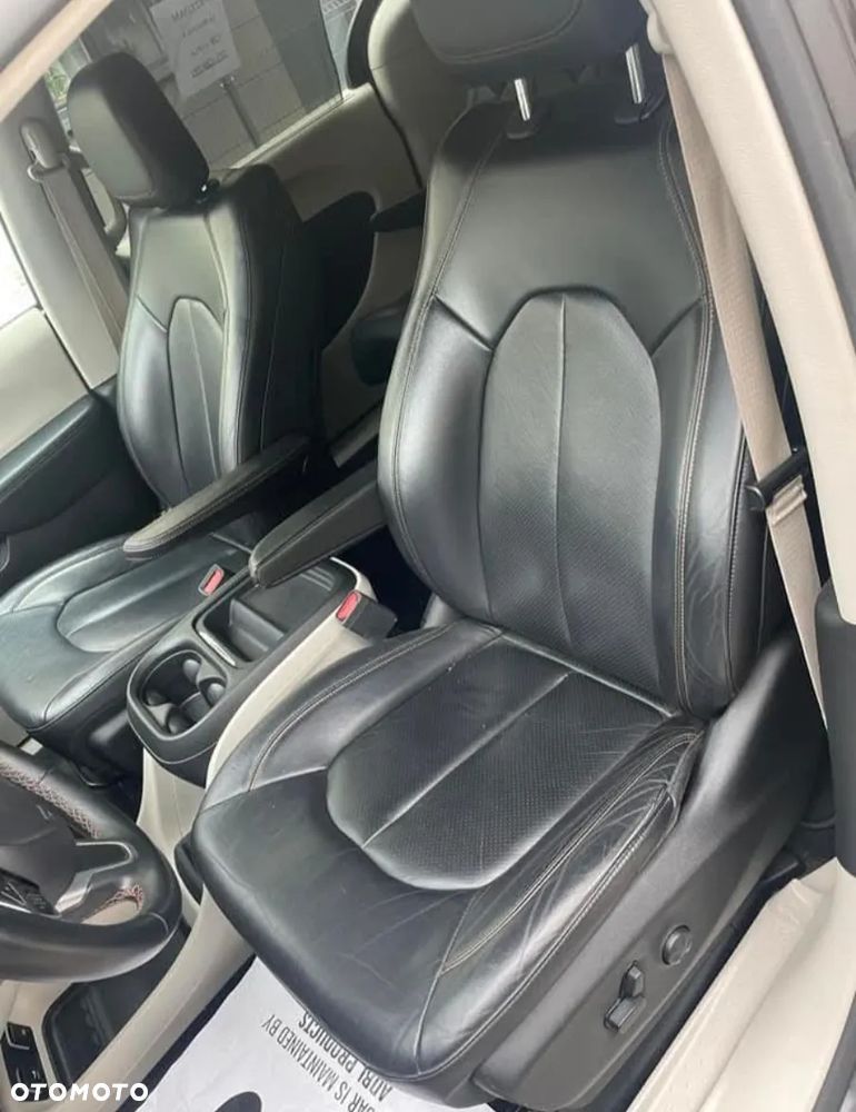 Chrysler Pacifica - 10