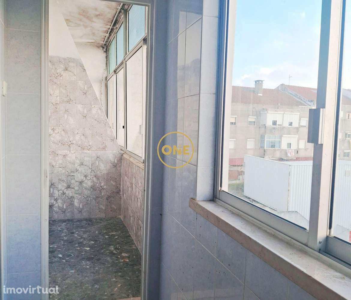 Apartamento T2 no Fogueteiro (Amora) – 4º Andar com Excelentes Áreas - Grande imagem: 3/32