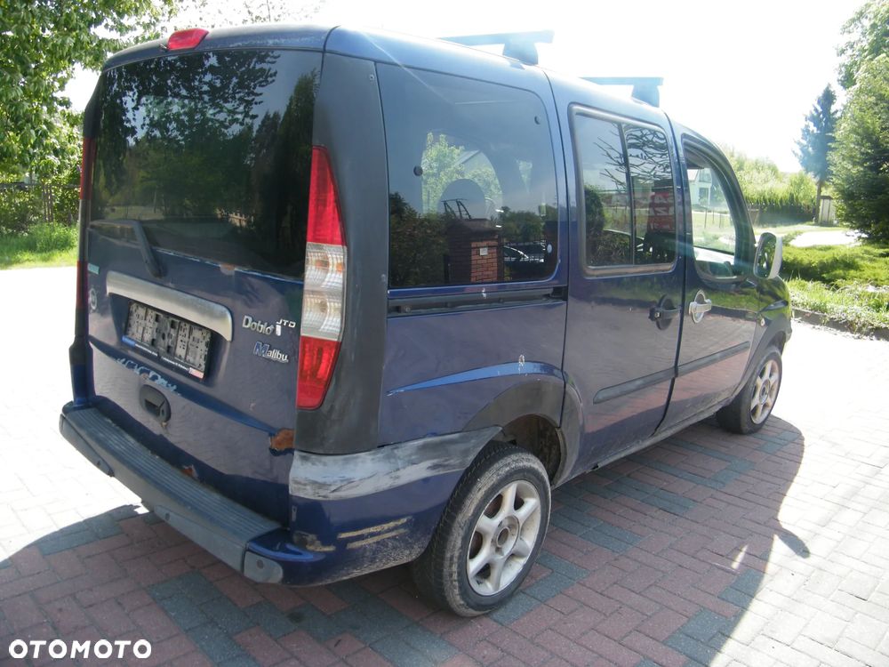 Fiat Doblo I (00-04r.) 1.9 JTD 100KM. Silnik 182B9000  (223ZXE1A) Skrzynia 55201066  (71723123; 55180658) lakier 480 BLUE VITALITY DERIN MAVI. Cały na części. GWARANCJA !!!  Przód Tył Zestaw Komplet Drzwi Klapa Zderzak Błotnik Maska Grill Atrapa Szyba Pas Lampa Lusterko Boczki Fotel Kanapa Kokpit Deska Rozdzielcza Przełącznik Włącznik Sterownik Przewody Wiązka Instalacja Moduł Komputer Czujnik Listwa Pompa Alternator Wtryski Głowica Rozrusznik Kompresor Sprzęgło Dwumas Silnik Skrzynia ABS Klimatyzacji Paliwa Wspomagania Kolektor Turbina Przepustnica Zawór Chłodnica Koło Hak Belka Sanki Zawieszenie Mcpherson Półoś Amortyzator Wydech Tłumik Zacisk Most - 6