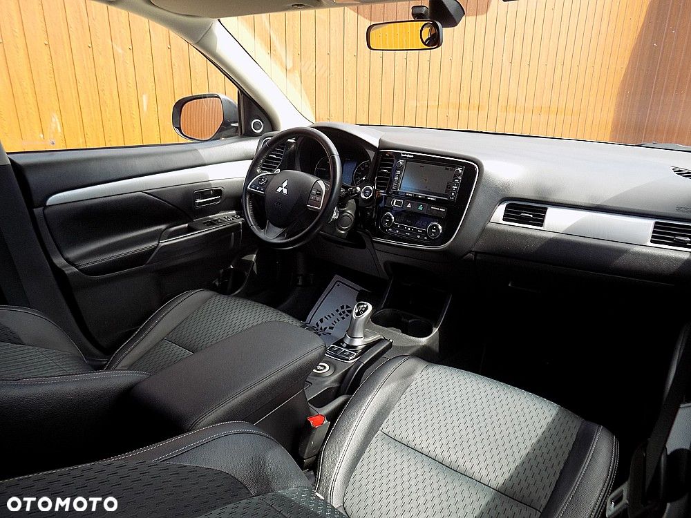 Mitsubishi Outlander 2.0 4WD Top - 19