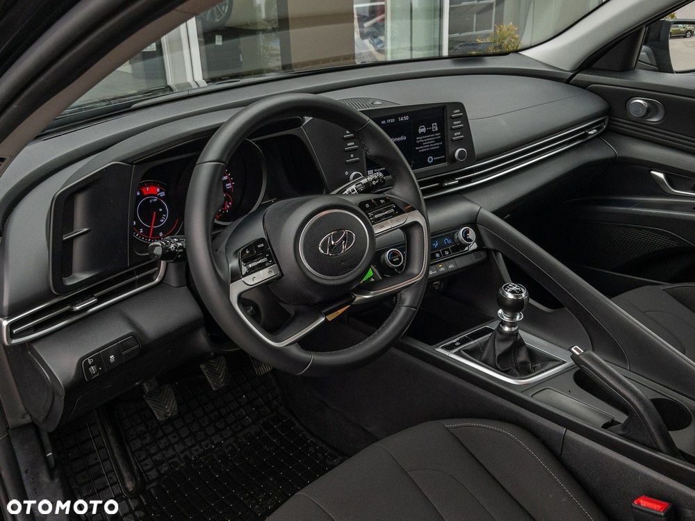 Hyundai Elantra - 12