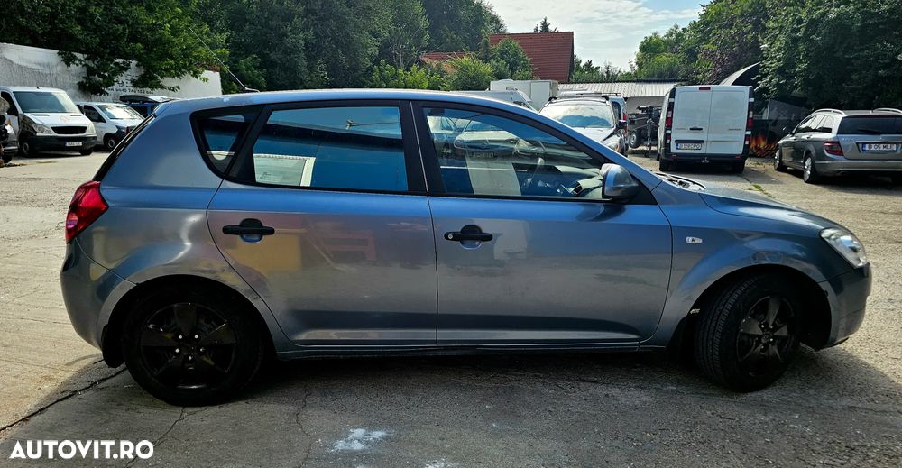 Kia Ceed - 11