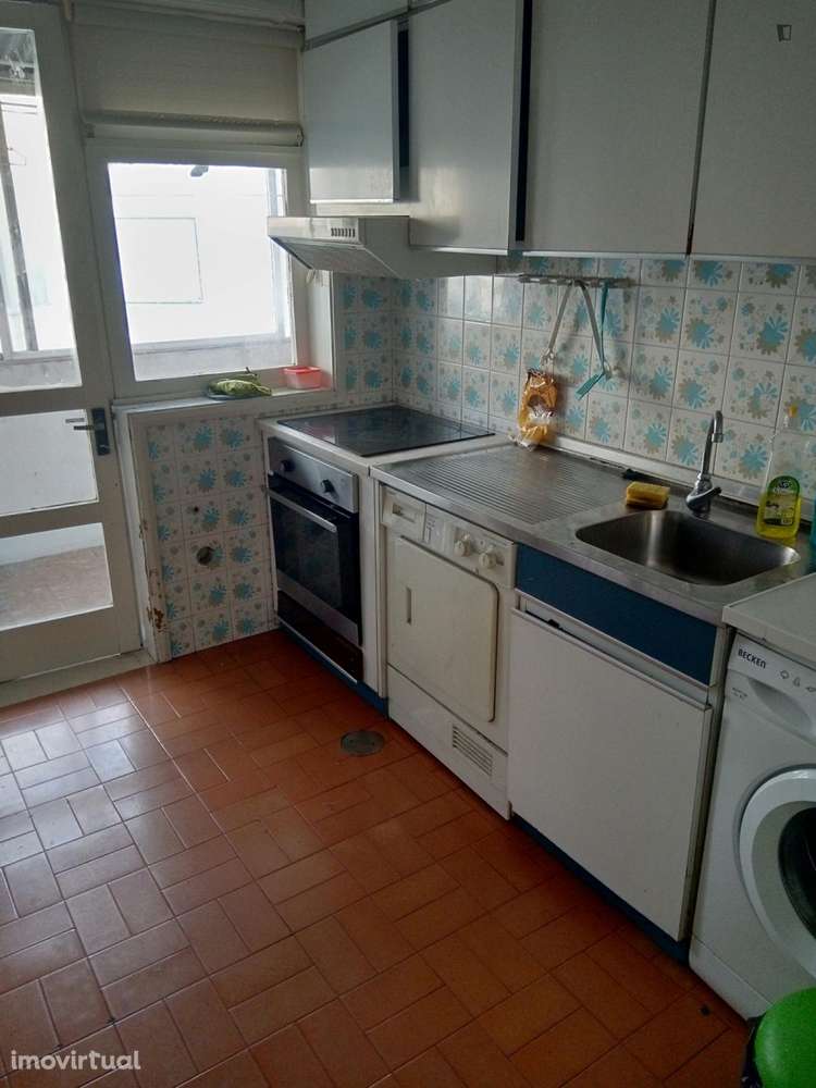 Quarto - localizado em Lordelo do Ouro Porto - Grande imagem: 3/4