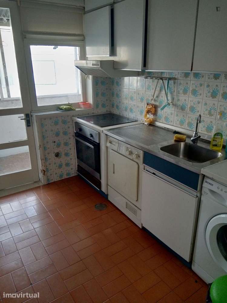 Quarto - localizado em Lordelo do Ouro Porto - Grande imagem: 2/4