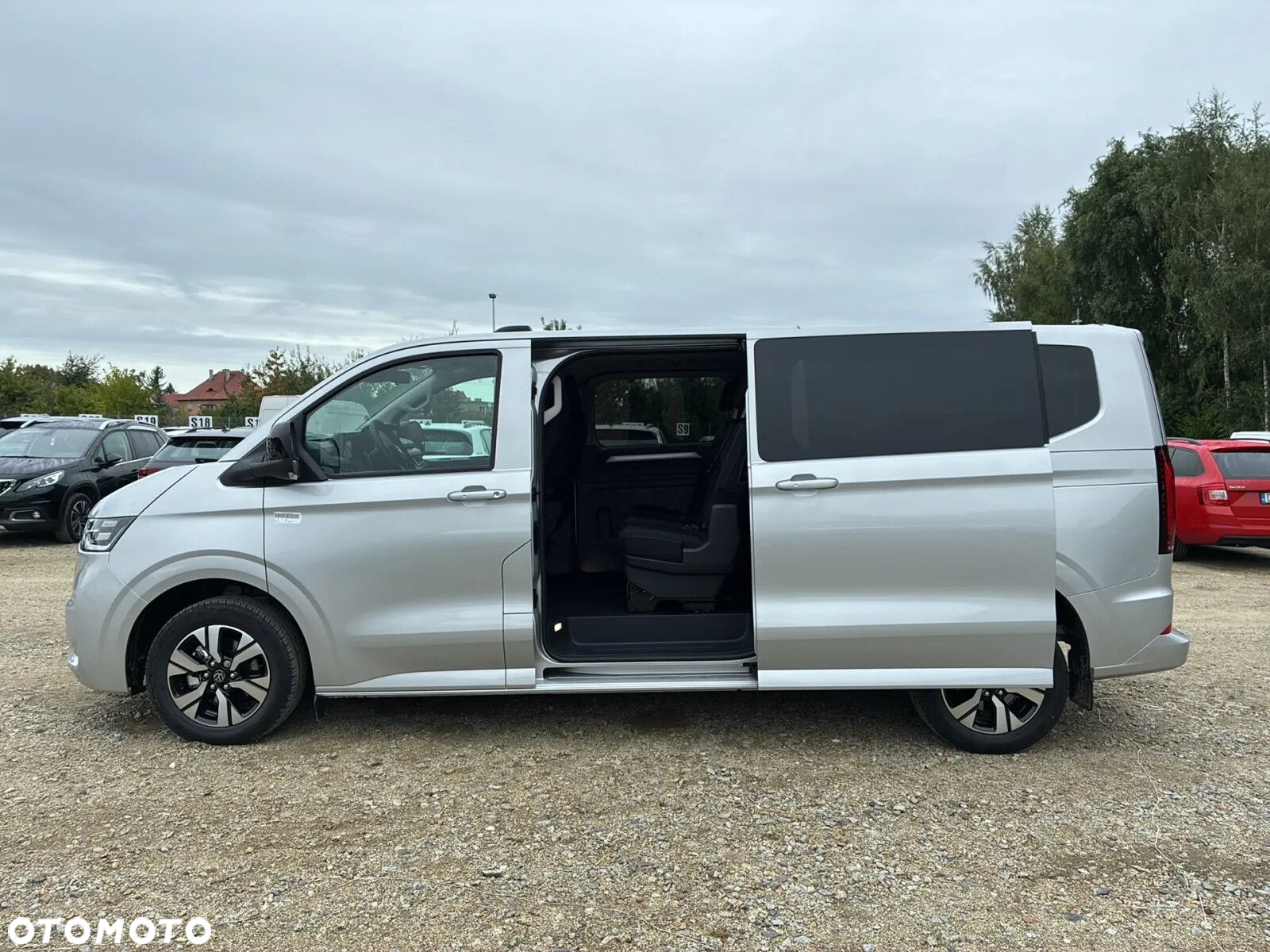Volkswagen Caravelle - 10