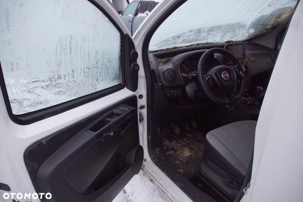 Auto na części - Fiat Fiorino III Lift 1.3 Multijet 73504436 46342387 249 2022R Silnik Skrzynia Drzwi Maska Błotnik Zderzak Szyba Lampa Klamka Deska Kokpit Sterownik Moduł Czujnik Licznik Wyświetlacz Panel Kierownica - 10