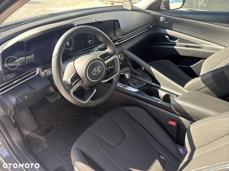 Hyundai Elantra - 11