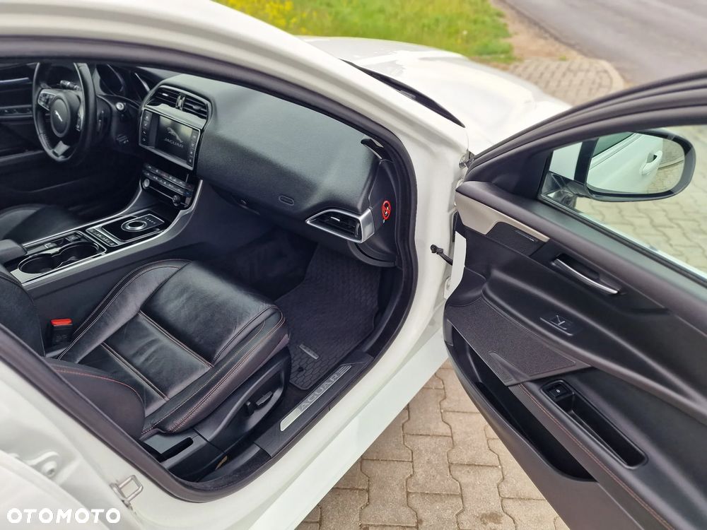 Jaguar XE 20d AWD R-Sport - 24