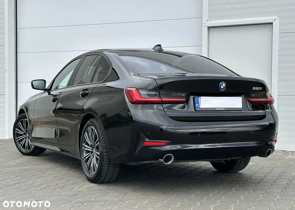 BMW Seria 3 330i Sport - 11