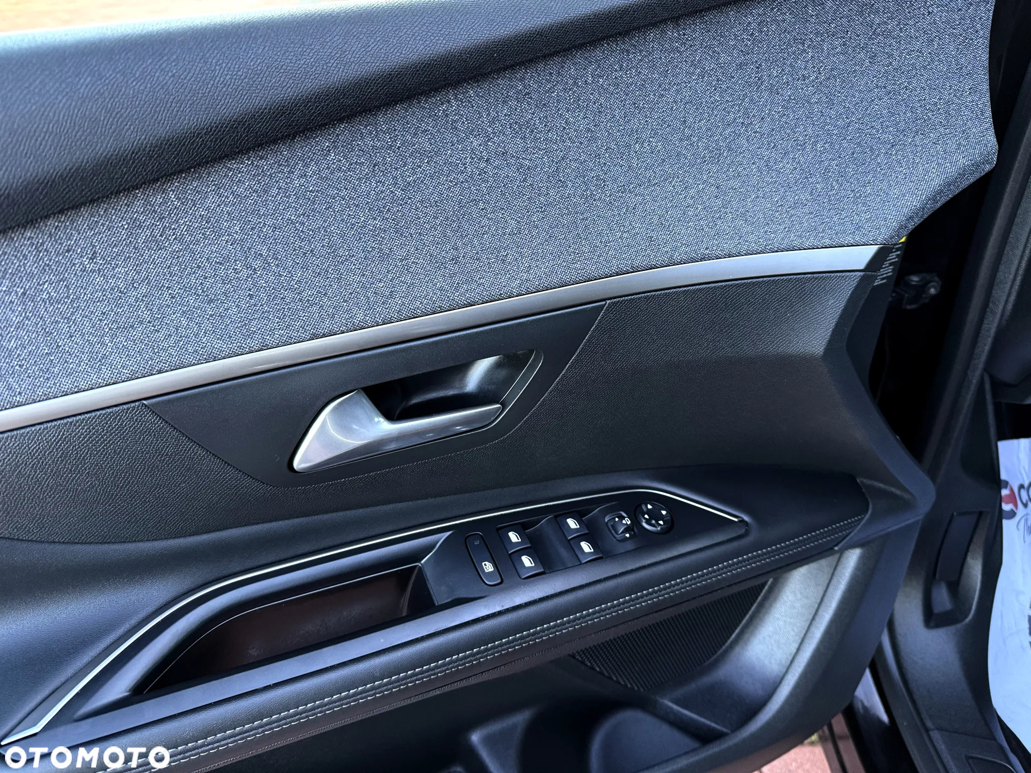 Peugeot 5008 1.6 PureTech Allure S&S EAT8 - 31