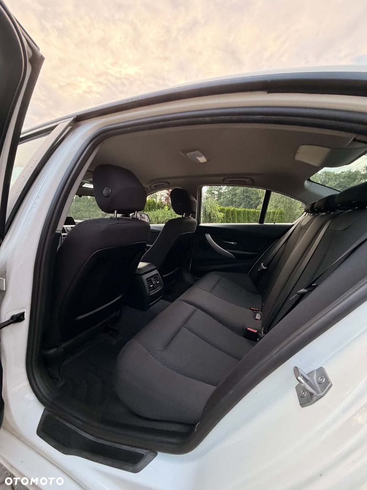 BMW Seria 3 320i - 11
