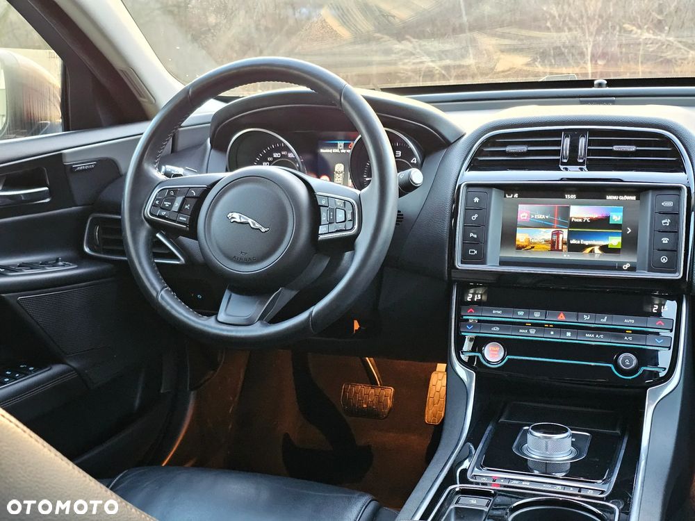 Jaguar XE 2.0 D Prestige - 32