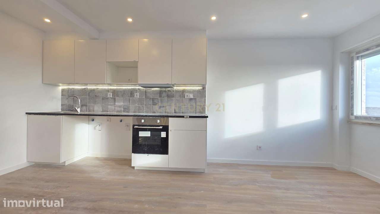 Apartamento T3 Totalmente Remodelado com Varanda | Agualva-Cacém - Grande imagem: 2/16