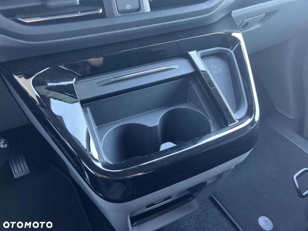 Ford Tourneo Custom - 32