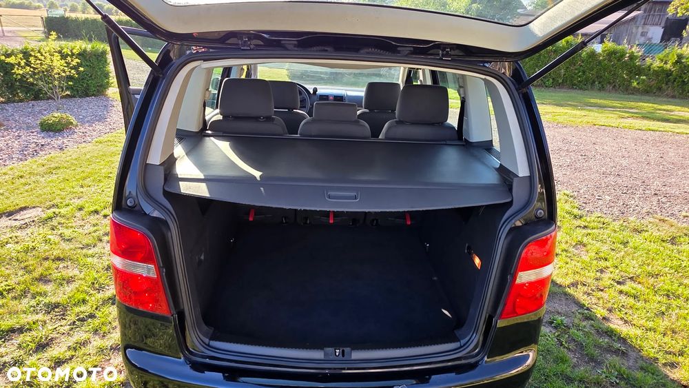 Volkswagen Touran 1.9 TDI Conceptline - 15