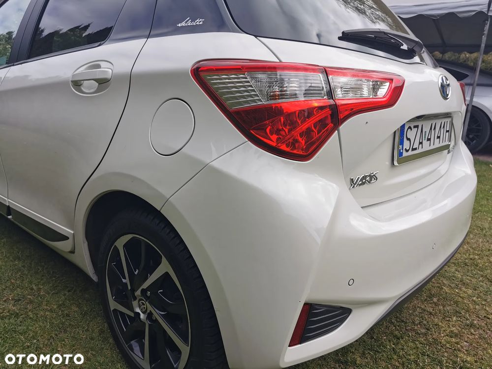 Toyota Yaris Hybrid 100 Selection - 11