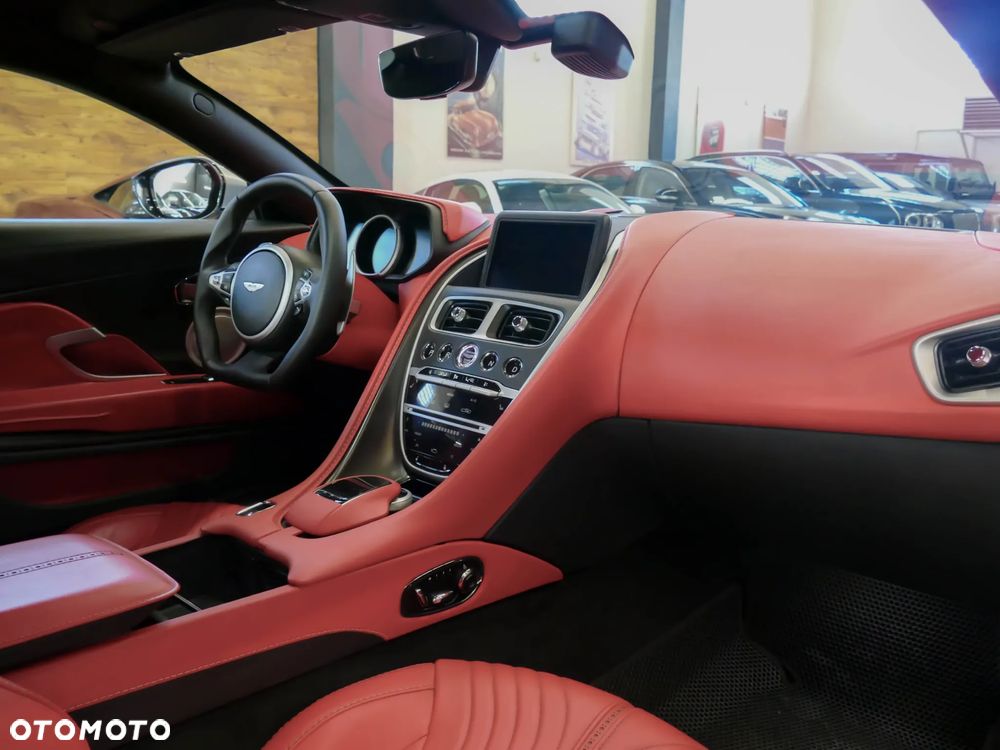 Aston Martin DB11 V12 AMR - 13