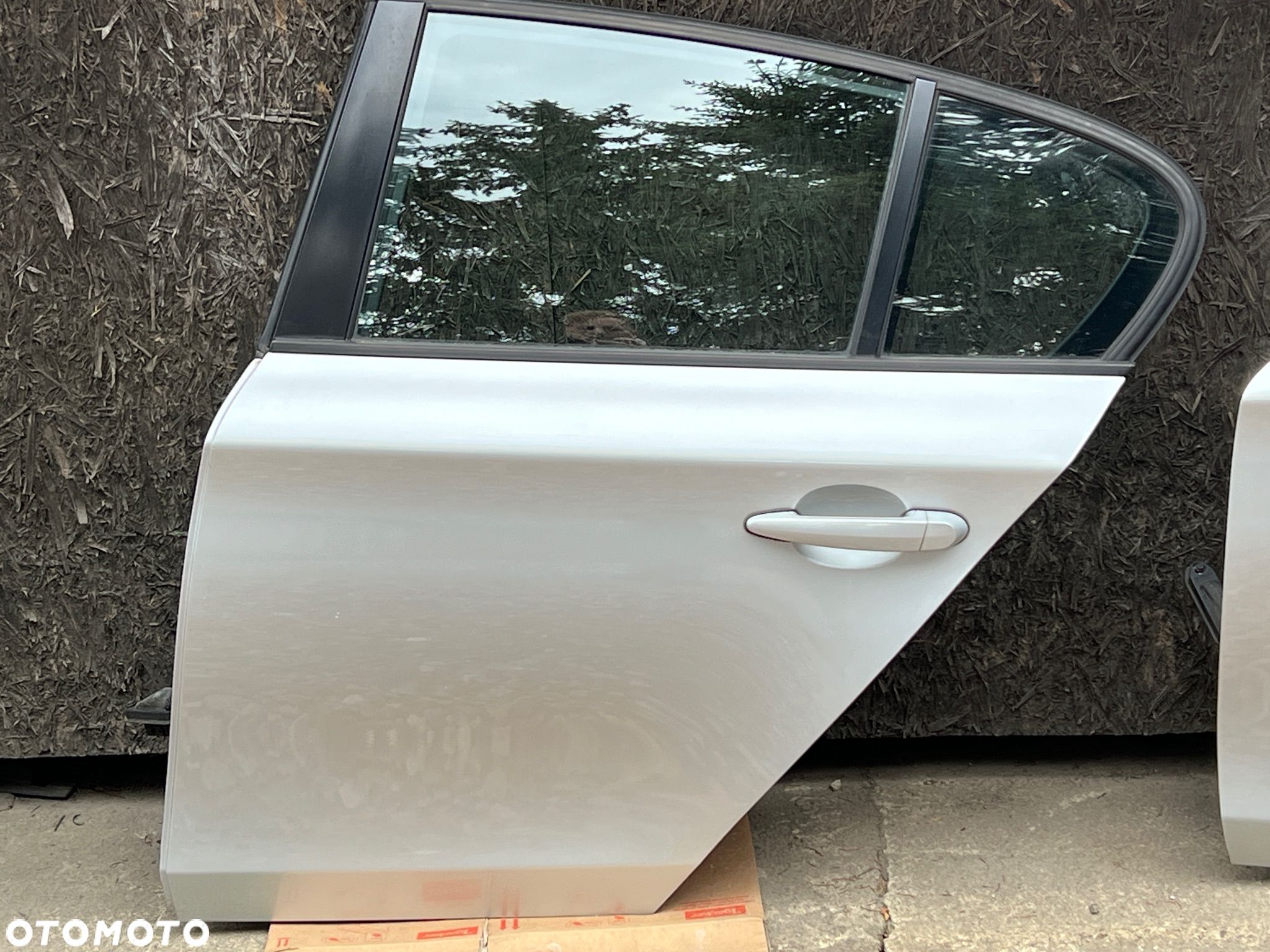 BMW 1 E87  DRZWI LEWY TYŁ TYLNE LEWE   354 TITANSILBER METALLIC - 1