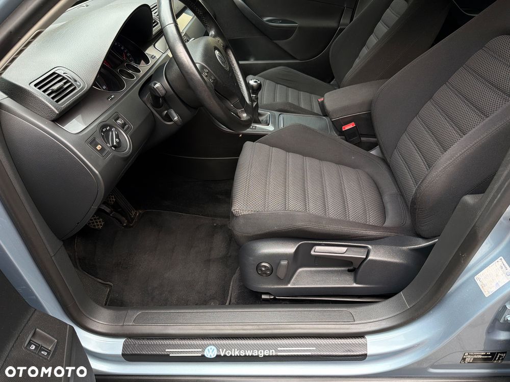 Volkswagen Passat - 25