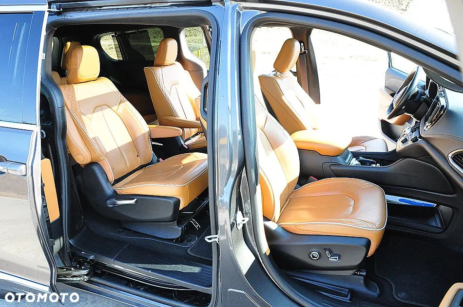 Chrysler Pacifica - 12