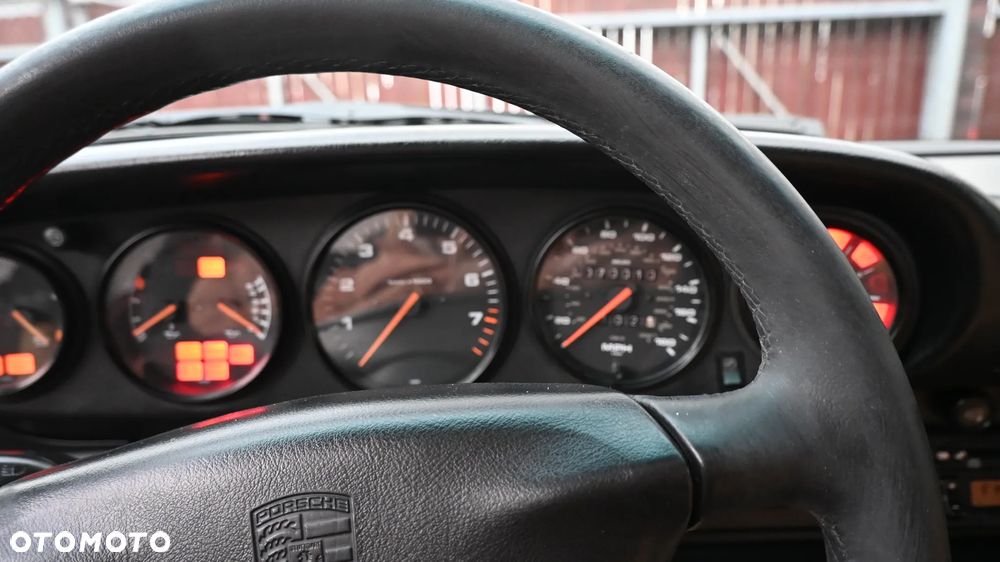 Porsche 911 Carrera - 38