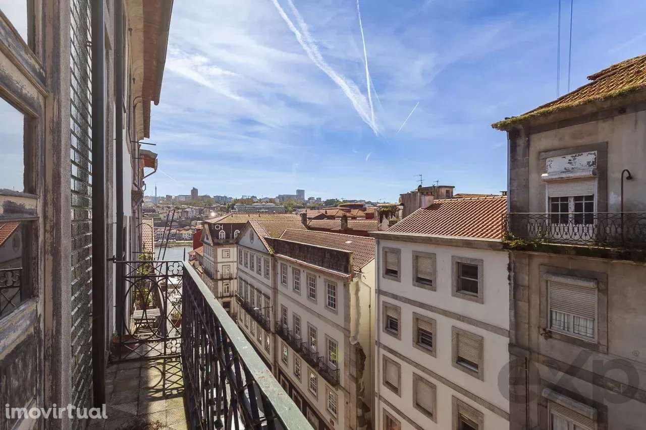 Investimento Premium no Porto: Layout Duplo em Prédio Clássico - Grande imagem: 3/26