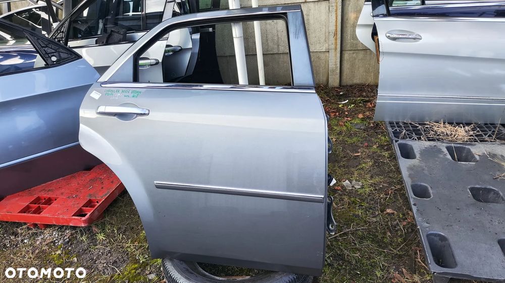 DRZWI PRAWY TYŁ TYLNE KOMPLETNE PDM ORYGINALNY LAKIER KLAMKA CHROM LISTWA CHRYSLER 300C PRZED LIFT SEDAN KOMBI - 1