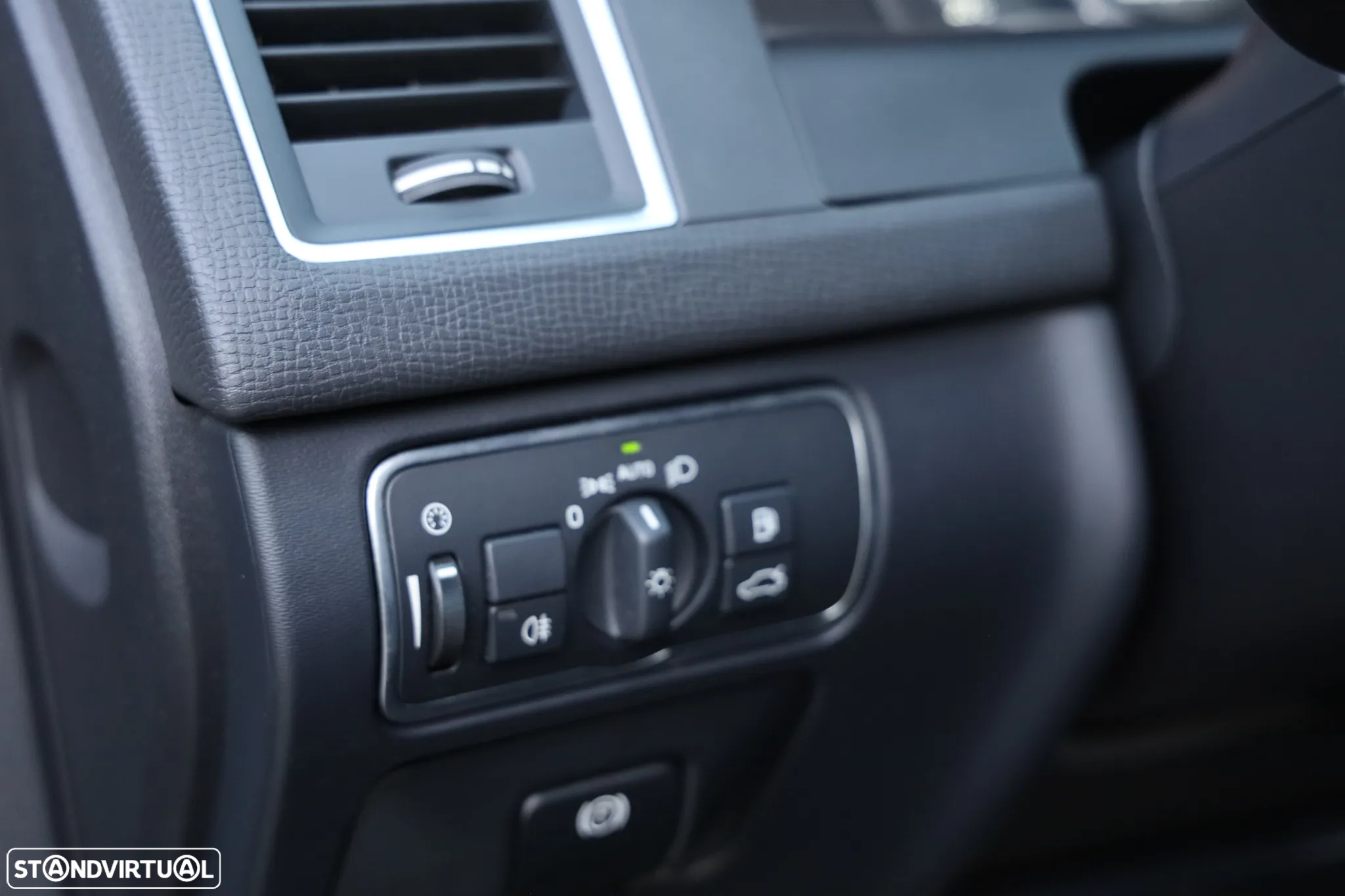Volvo XC 60 2.0 D4 R-Design Geartronic - 32