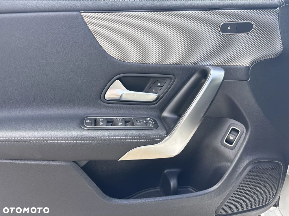 Mercedes-Benz CLA 200 7G-DCT - 12