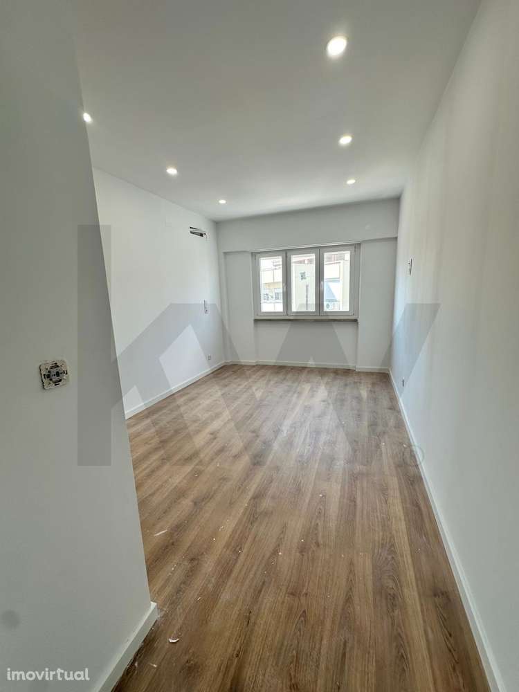 Apartamento T3 Renovado em Benfica com Varanda – Localização Central - Grande imagem: 5/42