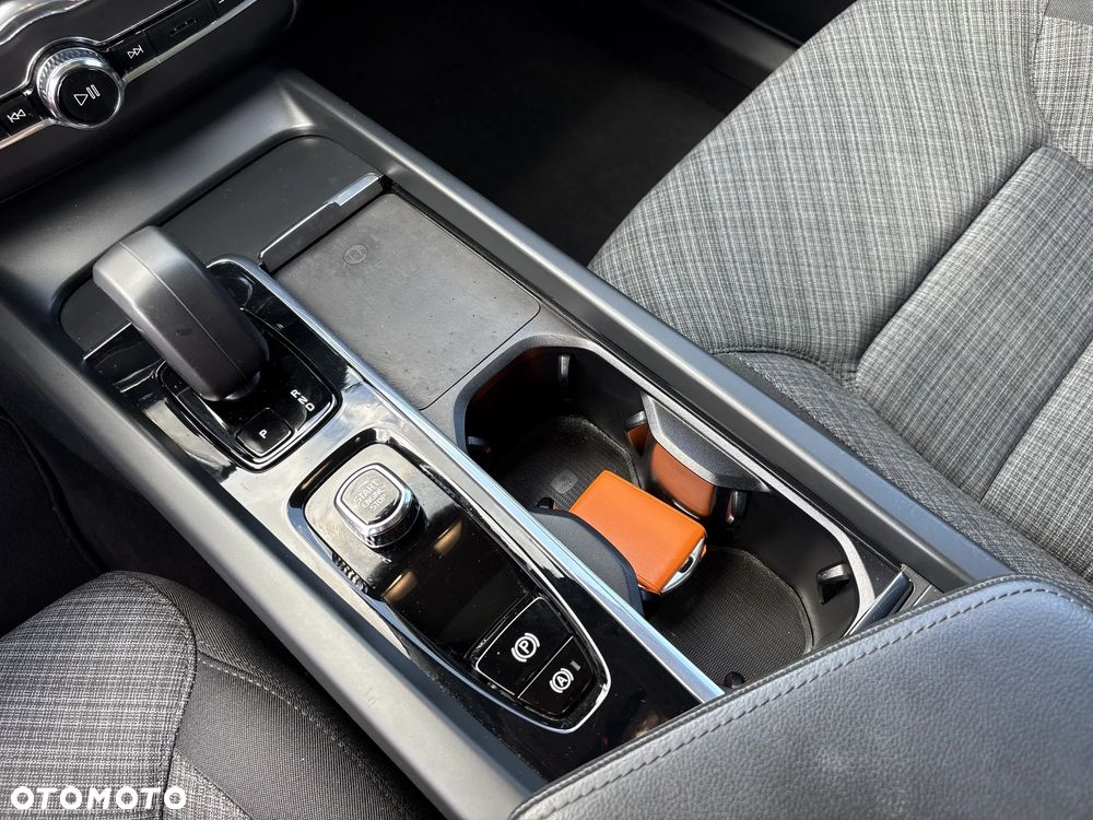 Volvo XC 60 T6 Plug-In Hybrid AWD Core - 17